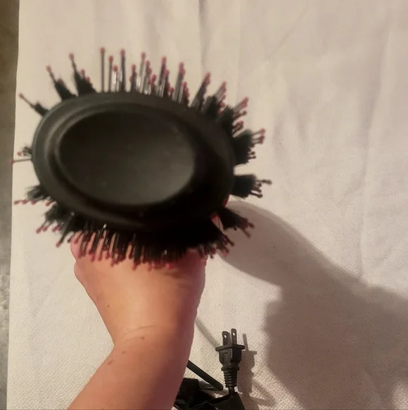 Multifunctional hot air brush designed to dry and style hair simutaneously - Picture 3 of 6
